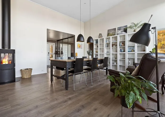 Large Villa In Lofoten With Fantastic Views - 4 Bedrooms And 9 Beds.