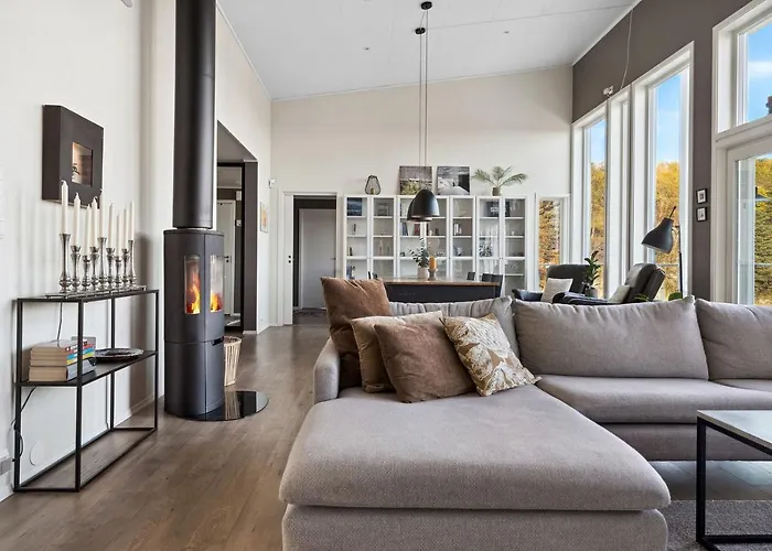 Large Villa In Lofoten With Fantastic Views - 4 Bedrooms And 9 Beds.