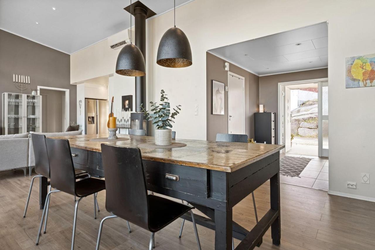 Large In Lofoten With Fantastic Views - 4 Bedrooms And 9 Beds.